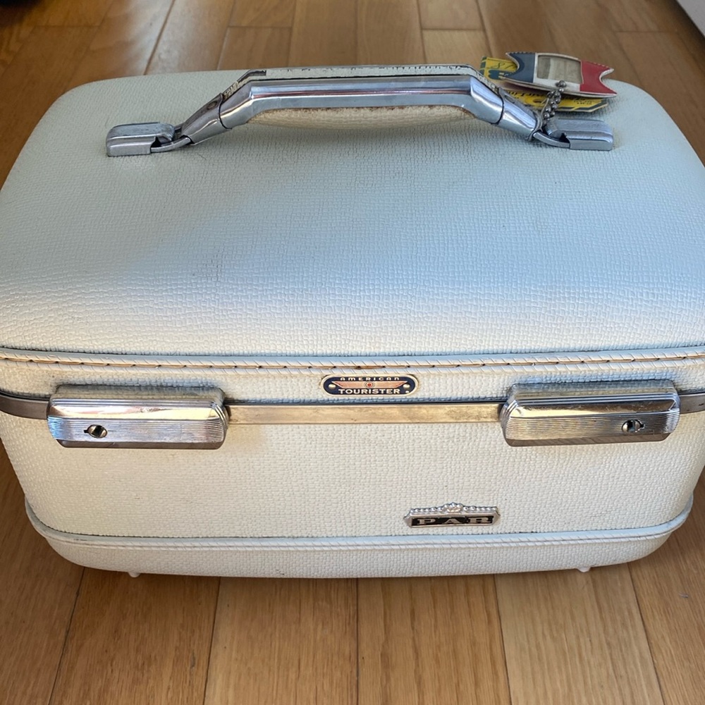 American Tourister vintage cream basket weave pattern vinyl train travel case